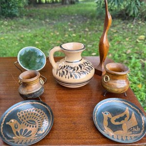 7 adornos varios (cantaro en gade decorado a mano, dos calderos artesanales en madera rustica, platos con diseño de animales en cobre, escultura en madera de un ave y espejo) - imagen 4