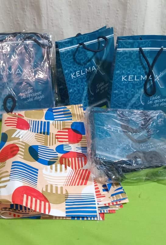 Lote siguiente: Bolsistas y bolsas de regalo en condiciones óptimas