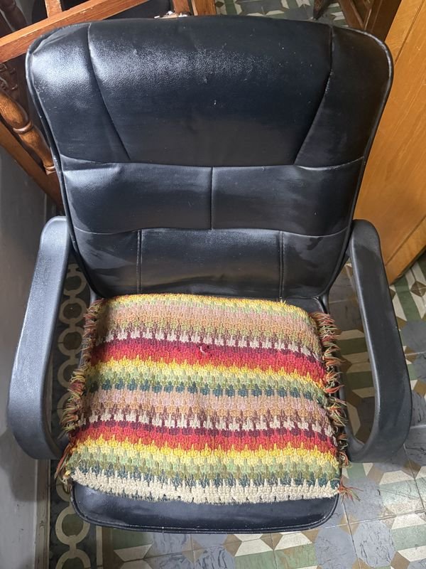 Silla de Oficina Giratoria Negra con Cojín Artesanal Multicolor - imagen 1