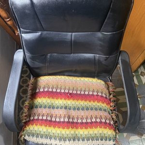 Lote siguiente: Silla de Oficina Giratoria Negra con Cojín Artesanal Multicolor