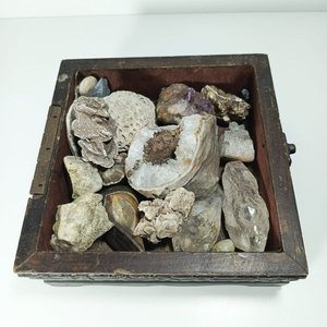 Caja Antigua con Cristales y Piedras Semipreciosas - imagen 4