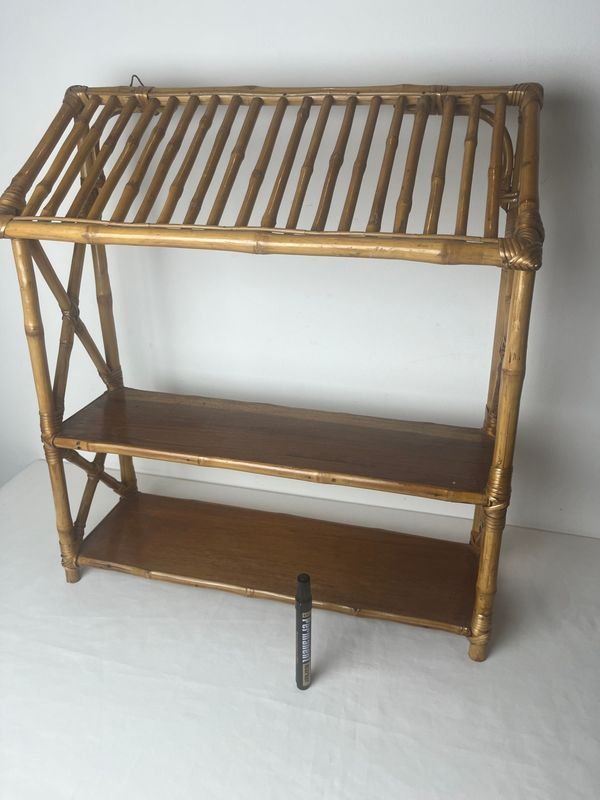 Lote siguiente: Repisa de bambú con estantes de madera