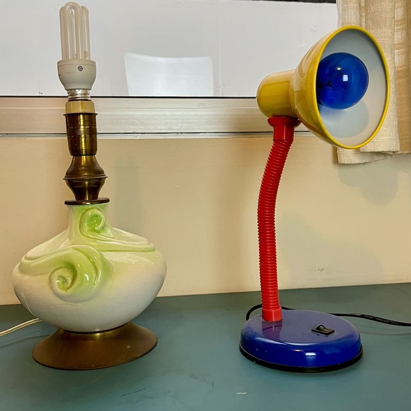 Lote de 2 Lámparas de Mesa: Antigua Cerámica y Flexible Moderna