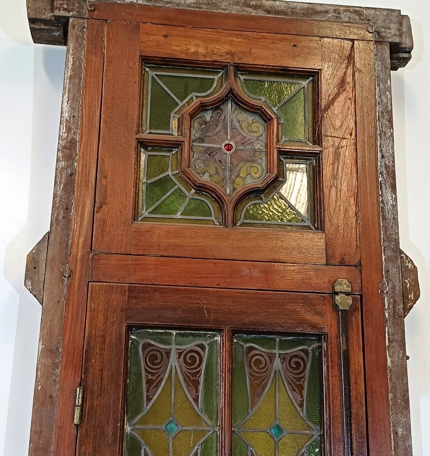 Ventana antigua con vitraux muy coloridos y cedro - imagen 5