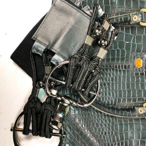 Cartera Negra Simil Cocodrilo con Cinturón Elástico y Hebilla Metálica - imagen 3
