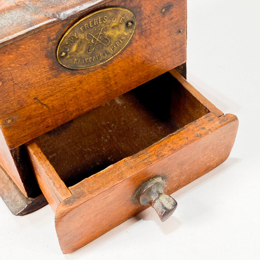 Antiguo molinillo en madera con cajón - imagen 2