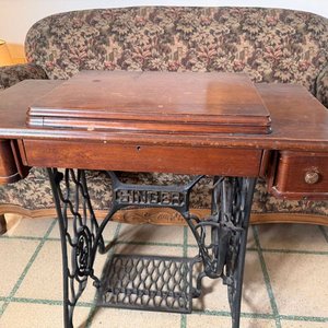 Máquina de Coser Singer Antigua con Mueble de Madera y Hierro - imagen 8