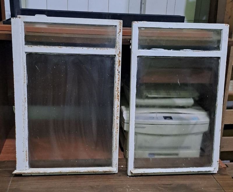 Lote anterior: Ventanas con estructura de hierro y vidrios sanos