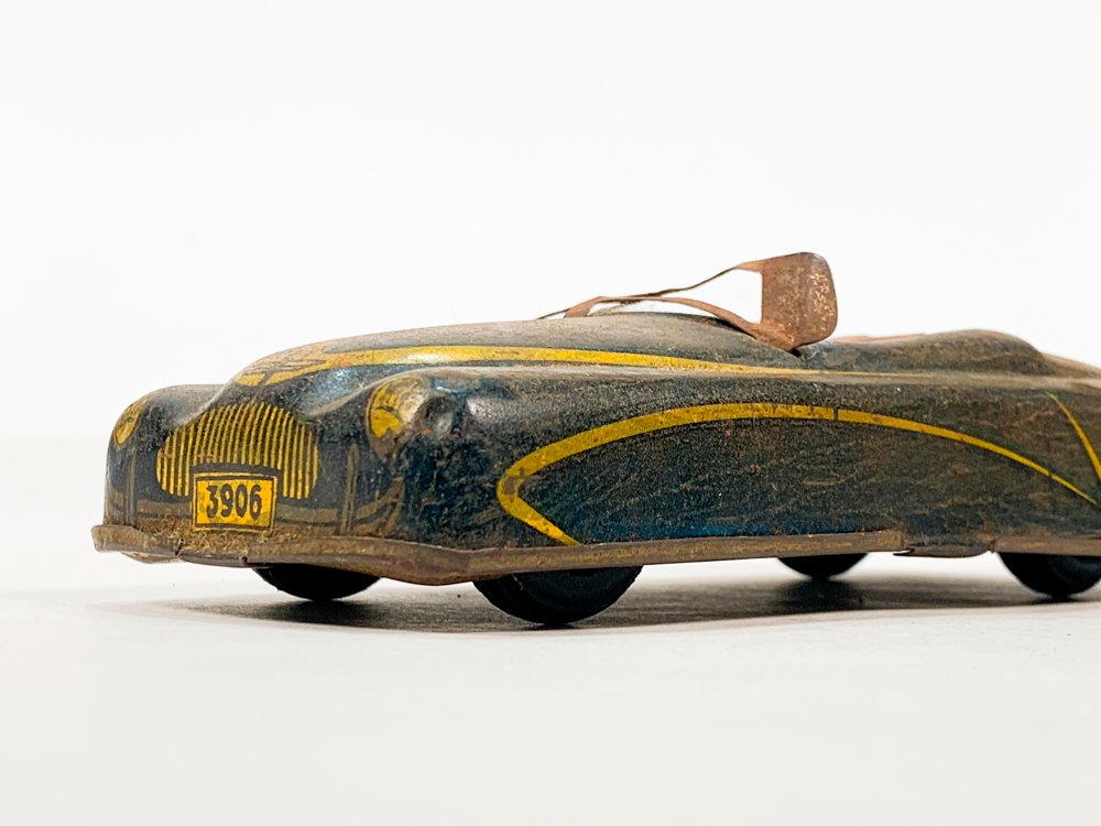 Modelo de coche a escala con detalles en negro y dorado - imagen 2
