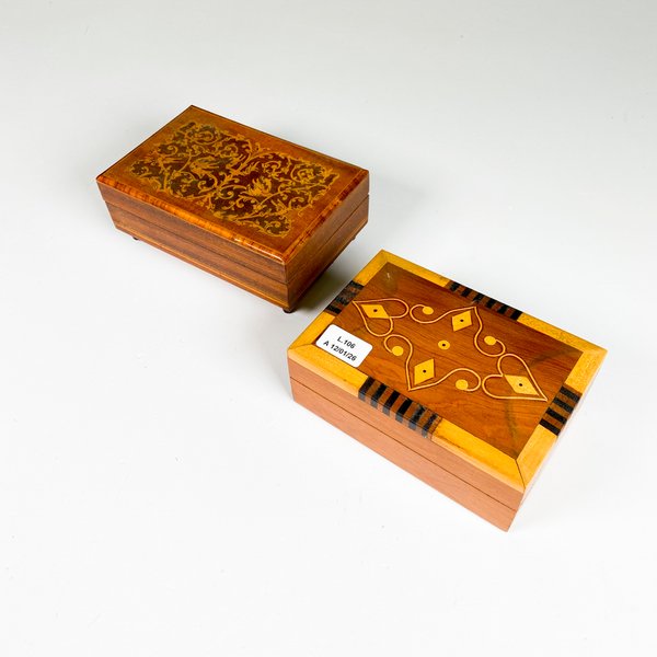 Lote anterior: Dos cajas alhajeros en madera con diseños decorativos