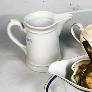 Seis piezas de porcelana inglesa: salsera, jarras y florero - imagen 3