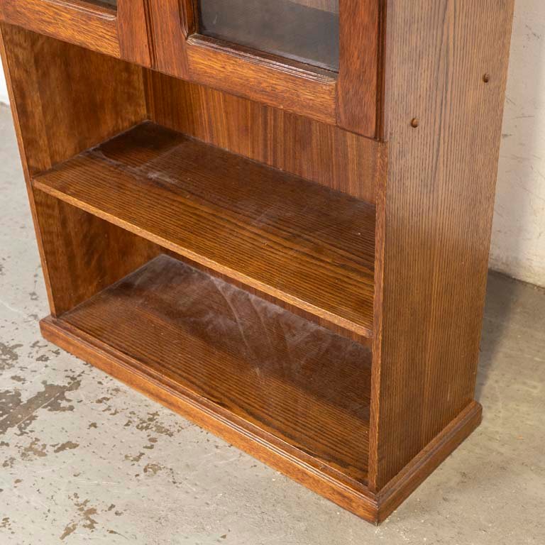 Biblioteca de madera con puertas de vidrio y estantes - imagen 2
