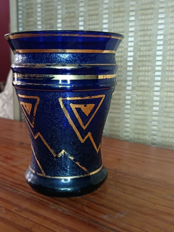 Jarrón de cristal azul cobalto con detalles dorados - imagen 4