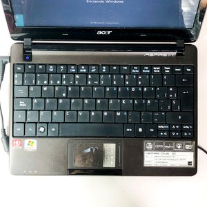 Laptop Acer Aspire One con Windows 7 y cargador - imagen 2