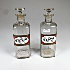 Lote siguiente: Dos Frascos de Farmacia Antiguos de Vidrio con Tapones
