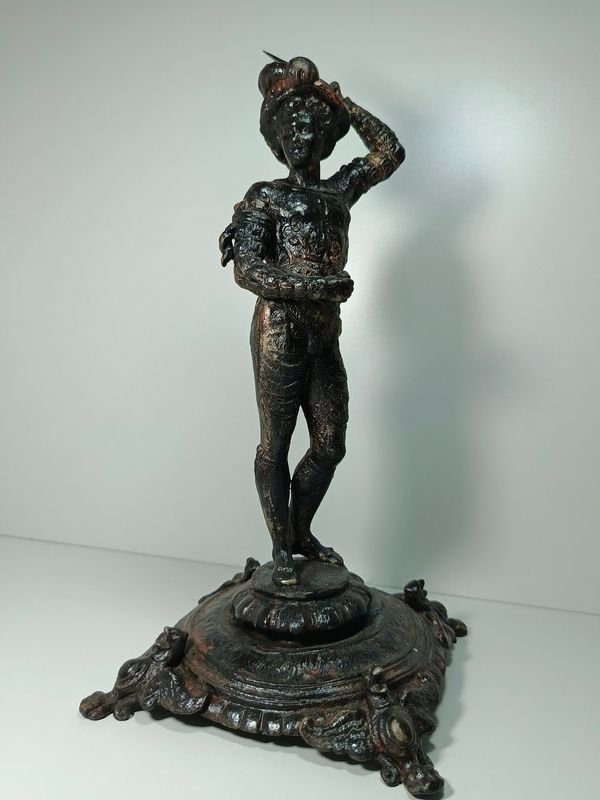 Lote anterior: Estatuilla medieval de peltre con detalles ornamentales