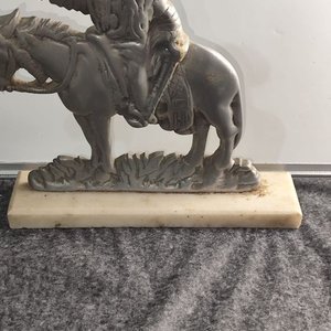 Lote anterior: Figura de Indio Sioux a Caballo en Metal con Base de Mármol