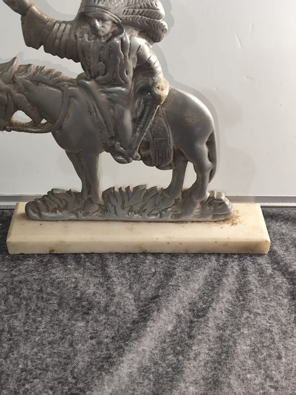 Figura de Indio Sioux a Caballo en Metal con Base de Mármol