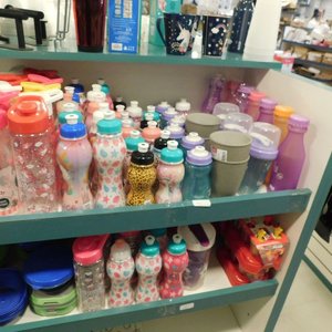 Lote siguiente: Lote de 50 vasos, tazas, recipientes para bebidas y mas