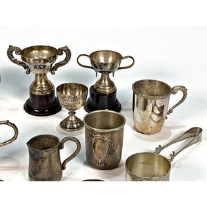 Lote de 14 piezas de metal: servilleteros, trofeos, jarras y copón - imagen 3