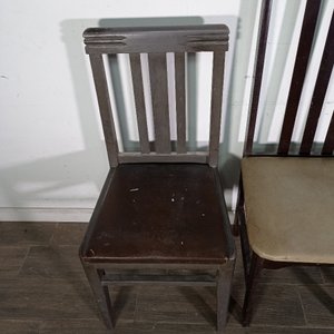 Lote de Cuatro Sillas de Madera con Tapizado Desgastado - imagen 4