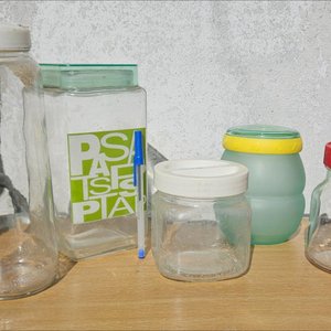 Jarra y 5 Recipientes de Vidrio con Tapas - imagen 1