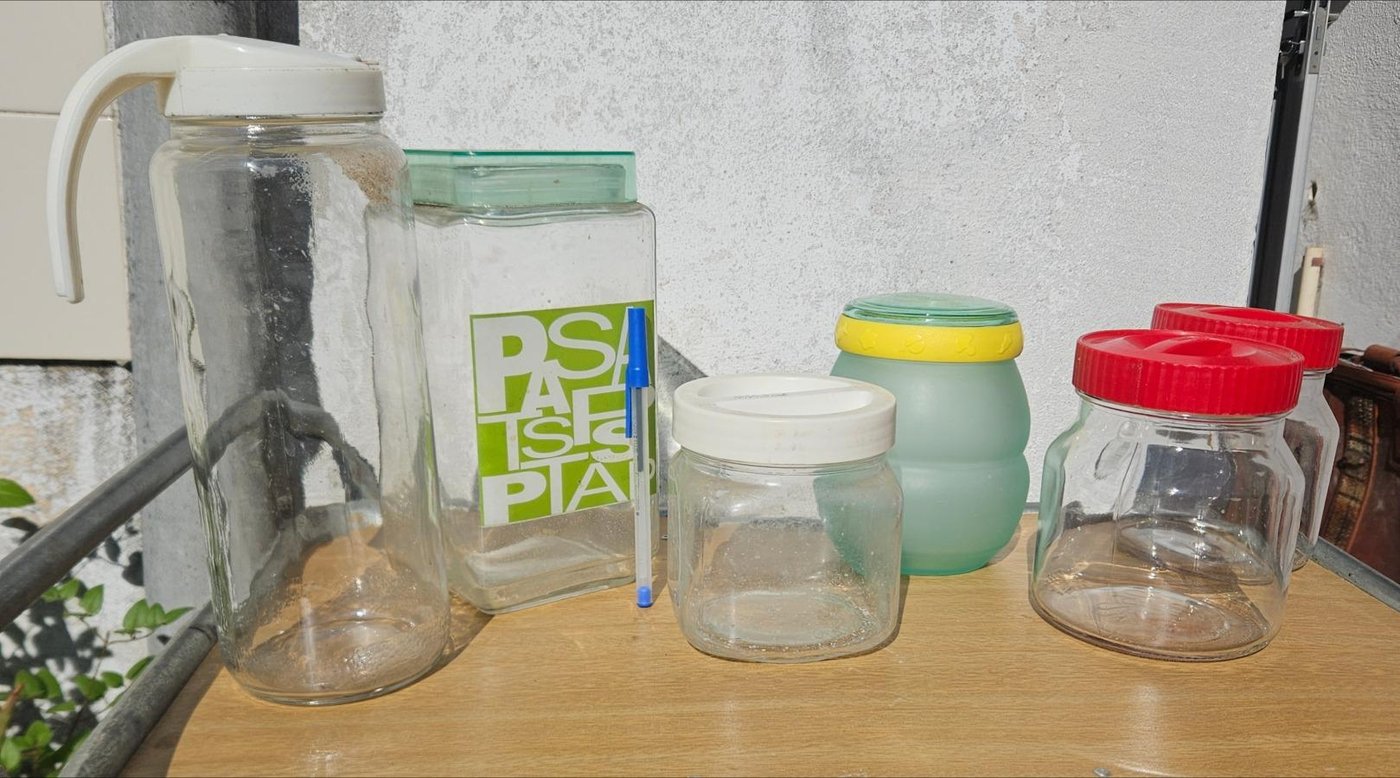 Jarra y 5 Recipientes de Vidrio con Tapas