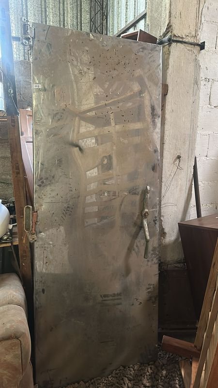 Puerta de cámara de frío en mal estado - imagen 2
