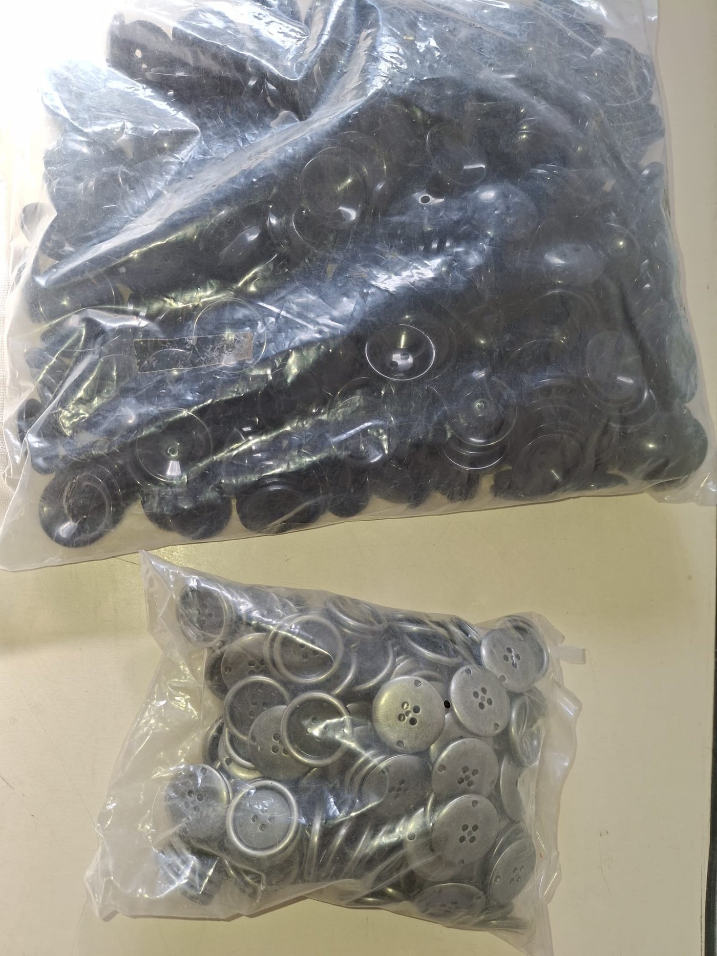 Lote de Botones Negros y Plateados
