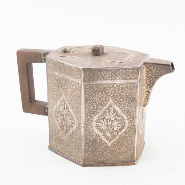 Tetera Antigua de Plata Labrada con Flores y Asa de Madera - imagen 1