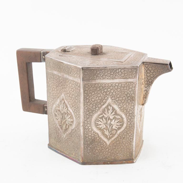 Tetera Antigua de Plata Labrada con Flores y Asa de Madera