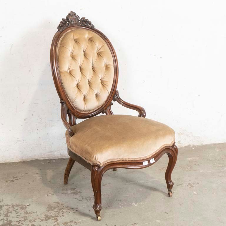 Butaca Victoriana Tapizada en Terciopelo Beige con Respaldo Capitoné