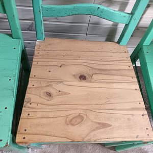 Tres Sillas Antiguas de Madera con Asiento de Pino - imagen 9