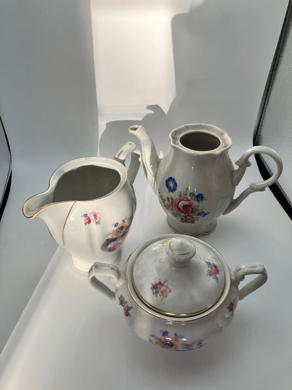 Juego de Porcelana Antigua para Té o Café: Tetera, Azucarero y Lechera - imagen 1