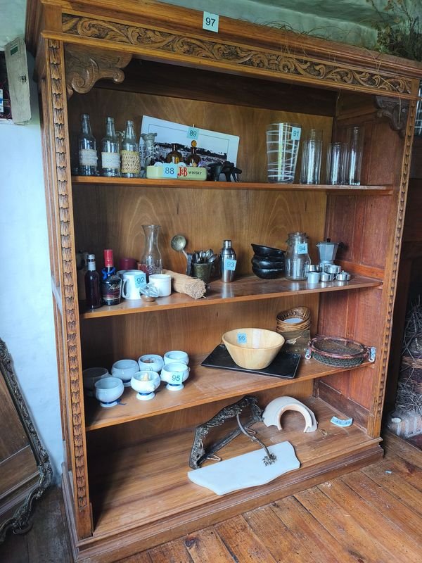 Estante Antiguo de Roble con Detalles Tallados