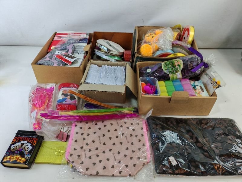 Lote de Bazar y Papelería: Sobres, Pirotines, Art. Tocador y más - imagen 1
