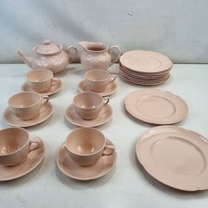 Lote anterior: L 012 - 20 Piezas - Elegante juego de té y desayuno marca 'Rosedawn Johnson Bros England' con finas terminaciones de borde y diseño en color rosa claro