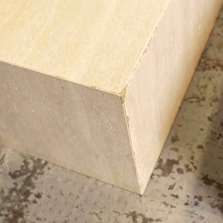 Mesa de living en mármol travertino con detalles en las aristas - imagen 2