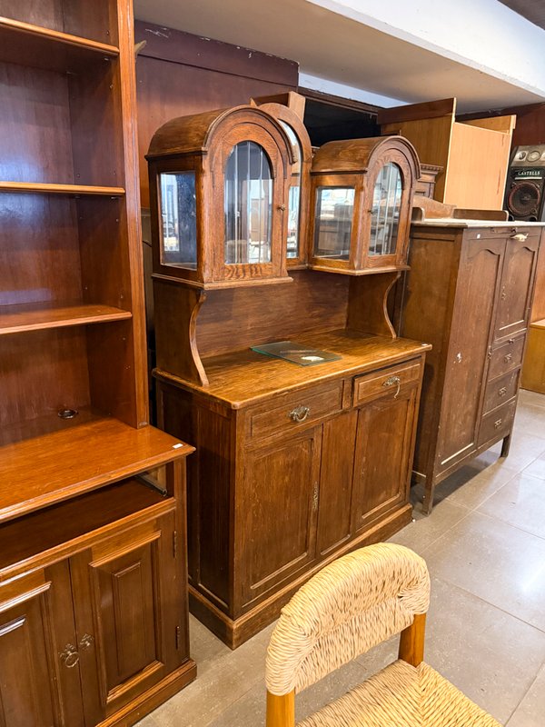 Mueble de madera con vitrina y cajones