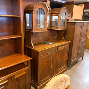 Lote anterior: Mueble de madera con vitrina y cajones