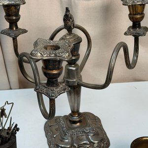 Lote Variado: Candelabros de Bronce, Joyeros Plateados y Utensilios - imagen 18