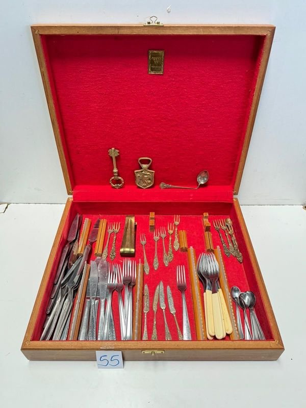 Caja de madera con cubiertos y accesorios - imagen 2