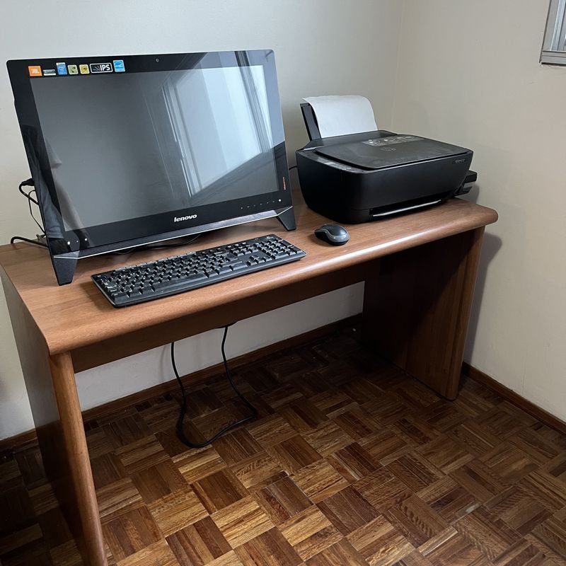 Lote siguiente: Escritorio para computadora en madera