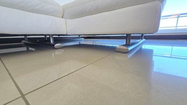 Sofá blanco cuero con respaldo con movimiento y chaise longue - imagen 6