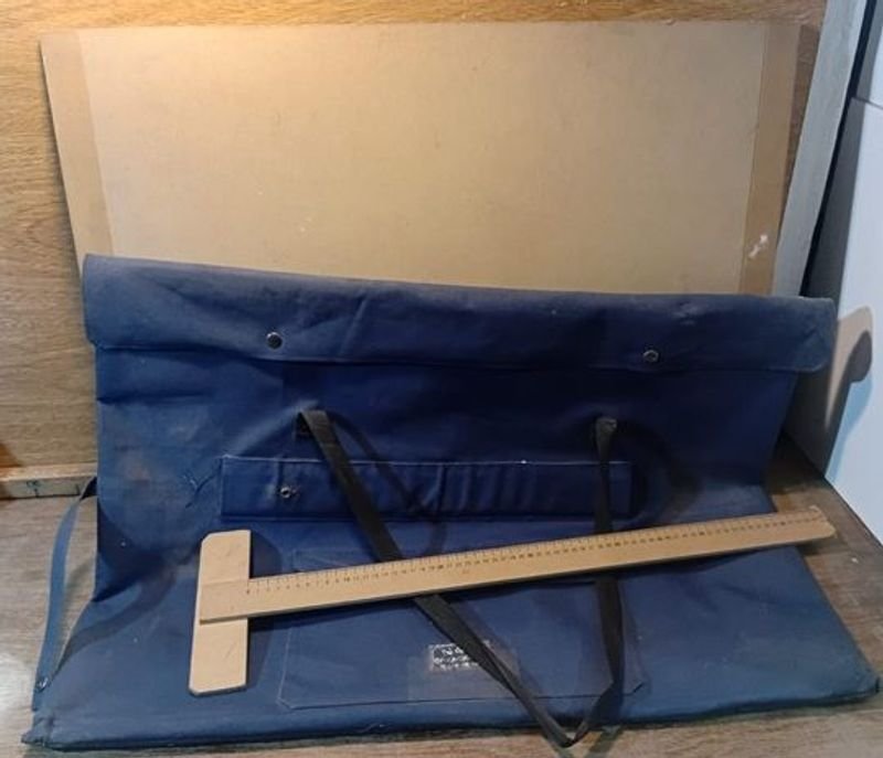 Lote siguiente: Venta de tabla de 1 watman con regla T y Sobre en buen estado