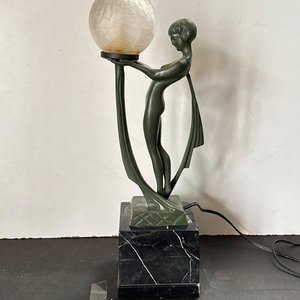 Velador Art Decó con Figura de Mujer y Tulipa - imagen 2