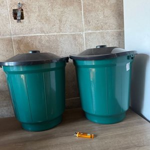 Dos Tachos de Basura Verdes con Tapa Negra - imagen 1