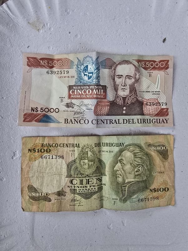 Dos Billetes Originales de Nuevos Pesos Uruguayos: 5000 y 100