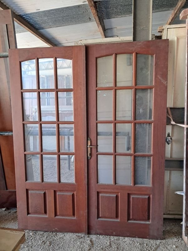 Puertas de madera con ventanas y marco - imagen 1