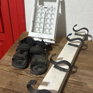Lote siguiente: Perchero de Madera con Ganchos y Bandeja para Cubitos de Hielo